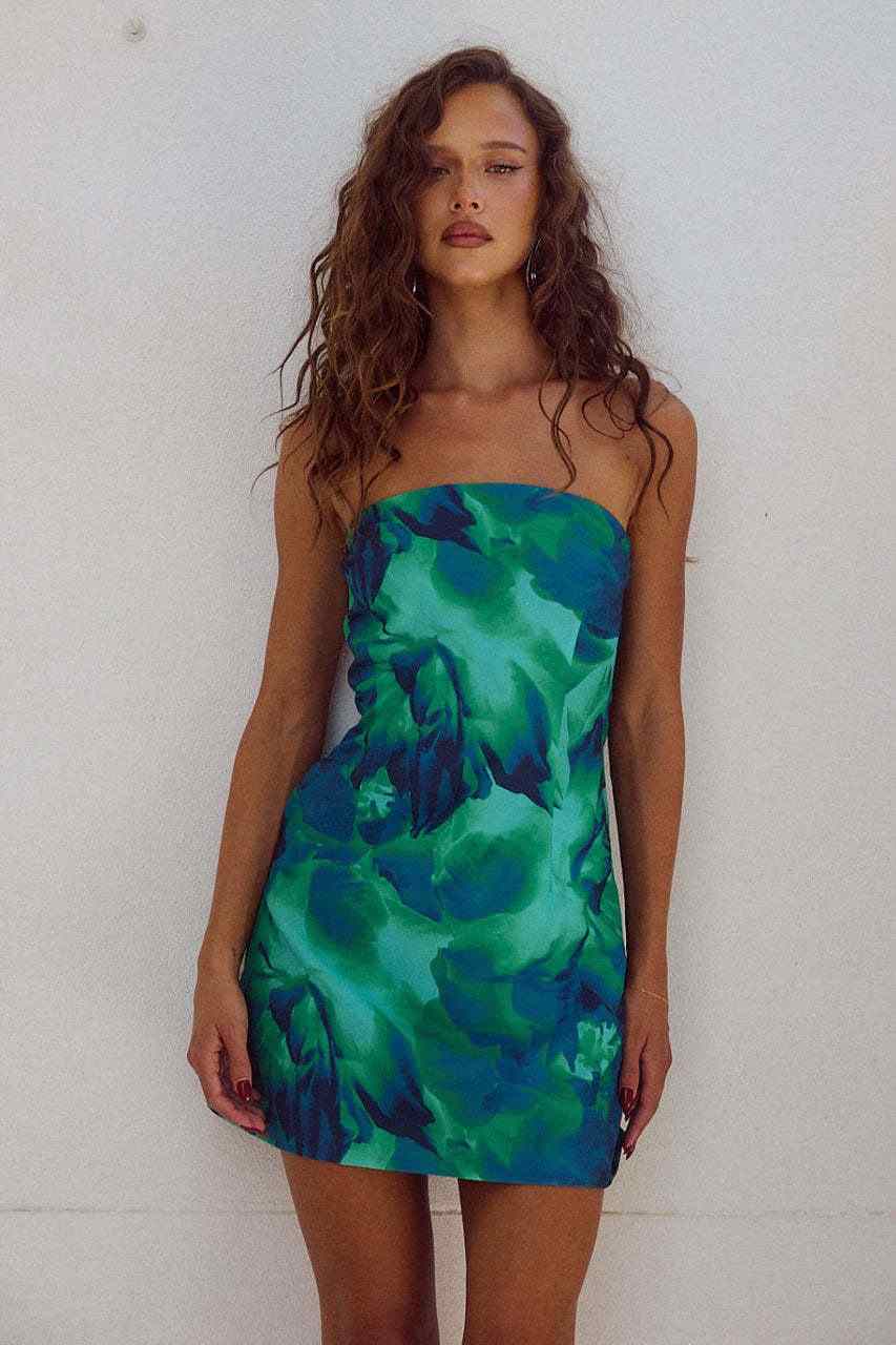 Ontdek onze trendy zomerjurken voor dames in knielengte en zonder mouwen. Beschikbaar in wit, blauw en groen. Perfect voor een stijlvolle zomerlook! Stijlvolle Zomerjurk voor Dames
Ontdek onze sexy zomerjurk in een luchtig ontwerp zonder mouwen, perfect voor warme dagen. Deze knielengte jurk valt elegant en benadrukt je figuur met een strakke pasvorm. Beschikbaar in opvallende kleuren zoals wit, blauw en groen. Ideaal voor festivals, stranddagen of een avondje uit. Gemaakt van ademend materiaal voor maximaa