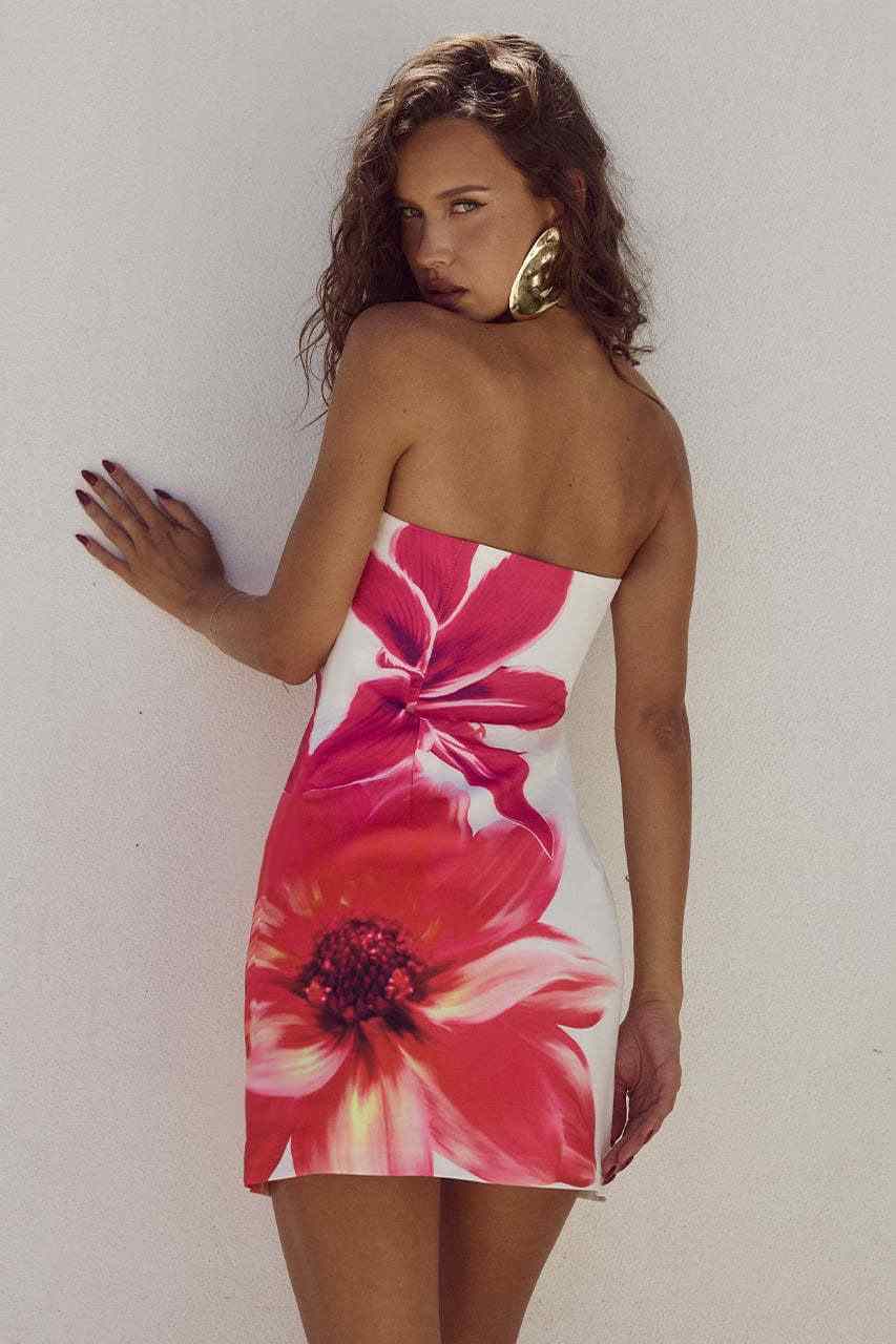 Stijlvolle Zomerjurk voor Dames
Ontdek onze sexy zomerjurk in een luchtig ontwerp zonder mouwen, perfect voor warme dagen. Deze knielengte jurk valt elegant en benadrukt je figuur met een strakke pasvorm. Beschikbaar in opvallende kleuren zoals wit, blauw en groen. Ideaal voor festivals, stranddagen of een avondje uit. Gemaakt van ademend materiaal voor maximaal comfort. Kies jouw favoriete kleur en maak je zomerlook af!